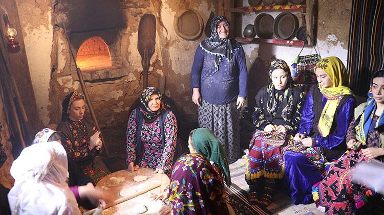 Aşık Veyselin hayatını anlatan filmin çekimleri başladı Bütün köy halkı bu film için seferber oldu