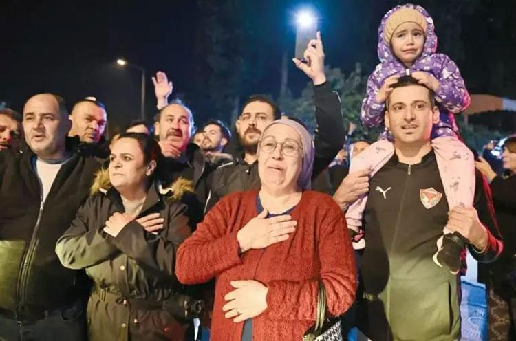 Ferdi Tayfura son veda bugün: Eski eşi Necla Nazır evinde taziyeleri kabul etti, kızı Tuğçe Tayfur gözyaşlarına boğuldu