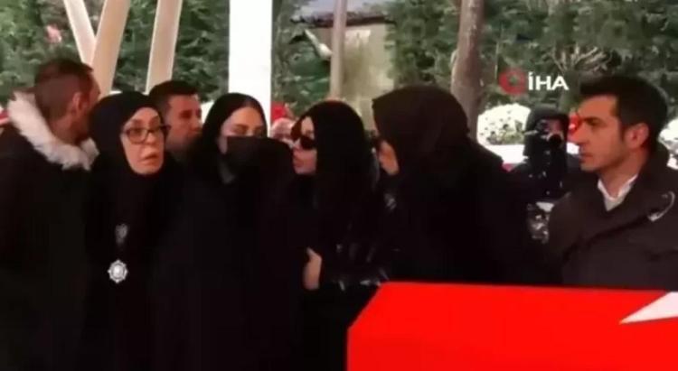 Ferdi Tayfurun cenazesinde ortalık karışmıştı Necla Nazıra Şirin Gözalıcıdan yanıt