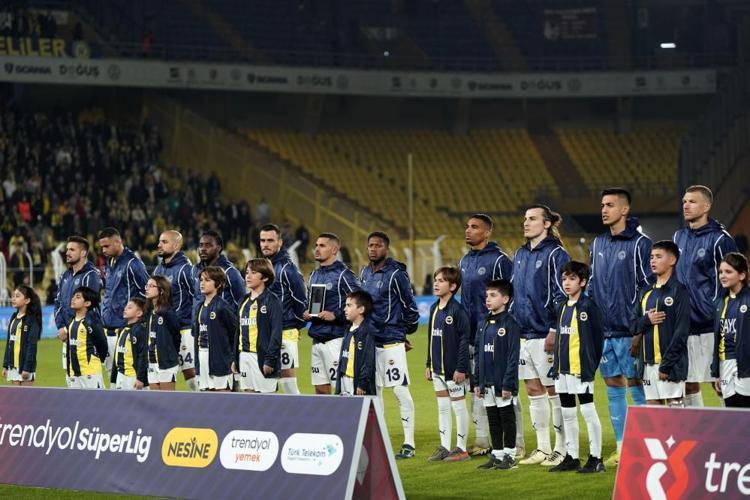 Fenerbahçede işler çok kötü deyip ekledi: Mourinhonun da Ali Koçun da başı dertte