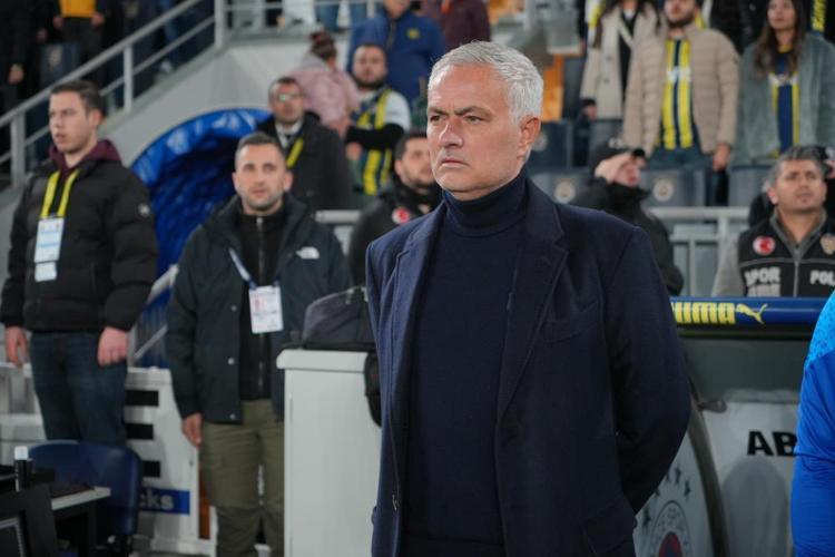 Fenerbahçede kriz patladı İsmail Yüksek’le başladı, Amrabat ile devam etti, Mourinho çıkmaza girdi