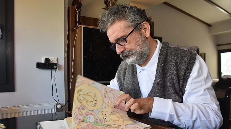 Trafik kazasında felç geçirdi, çizdiği karikatür onu hayata bağladı
