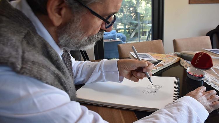 Trafik kazasında felç geçirdi, çizdiği karikatür onu hayata bağladı