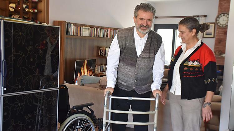 Trafik kazasında felç geçirdi, çizdiği karikatür onu hayata bağladı