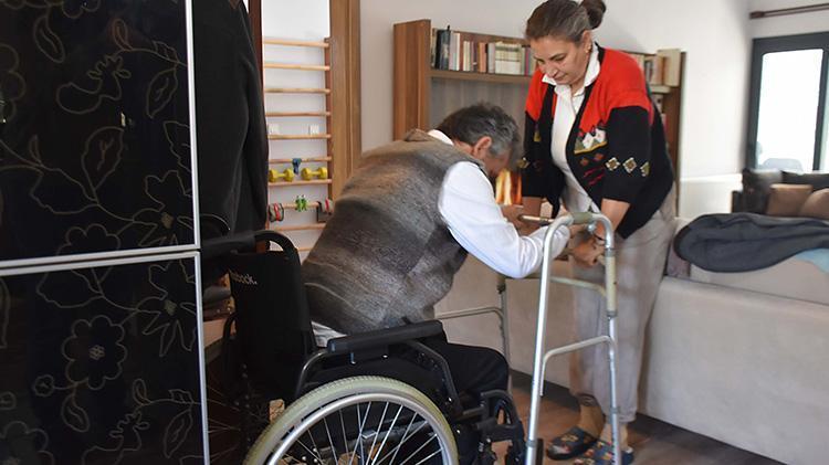 Trafik kazasında felç geçirdi, çizdiği karikatür onu hayata bağladı
