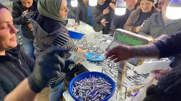 Fiyatını duyan koştu Artvinde 6 ton hamsi 3 saatte tükendi
