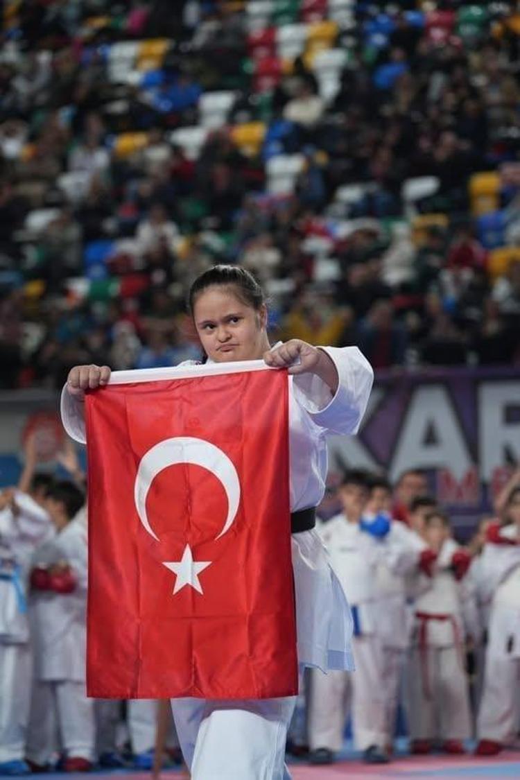 Sosyalleşsin diye ailesinin karateye yönlendirdiği down sendromlu Reyyan şampiyon oldu