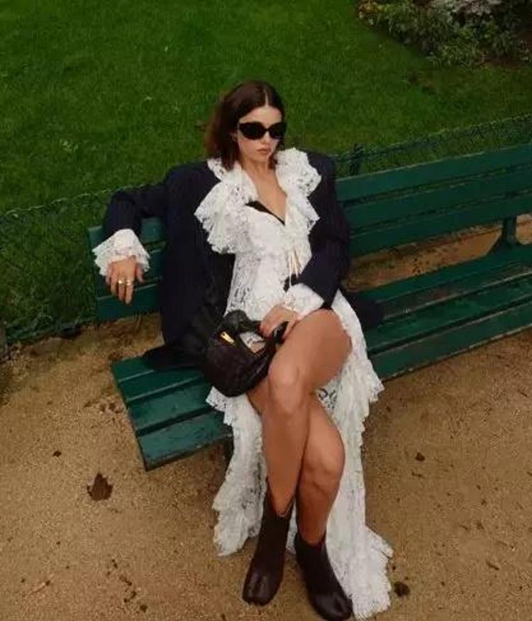 Afra Saraçoğlu son pozuyla şaşırttı Görenler çıplak sandı