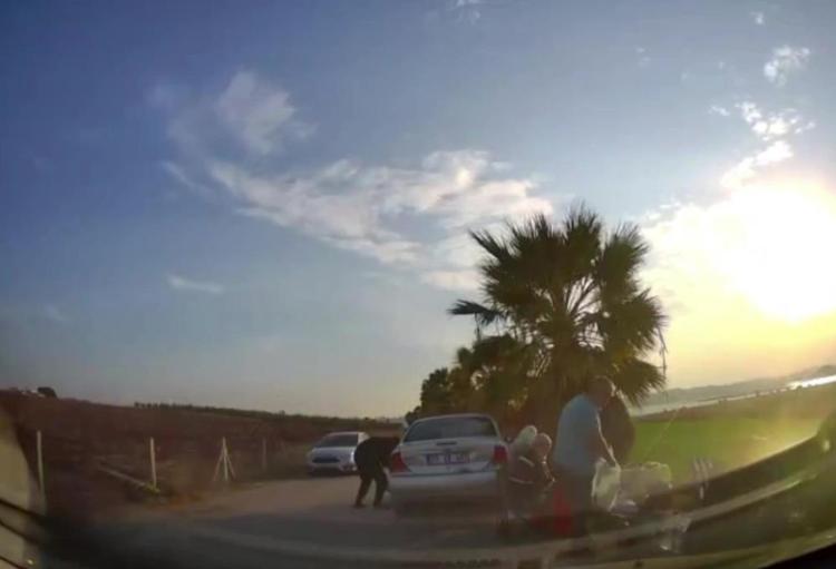 Adanada piknik yapan ailenin aracını böyle soydu