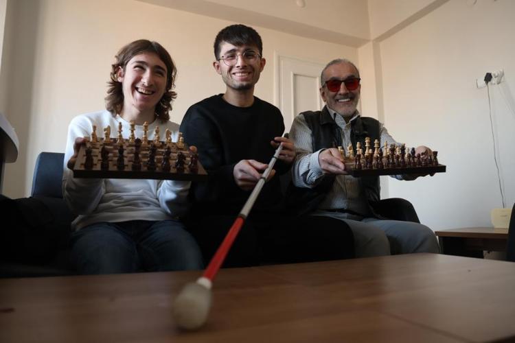 Elazığda satranç tutkunları engelleri mat ediyor
