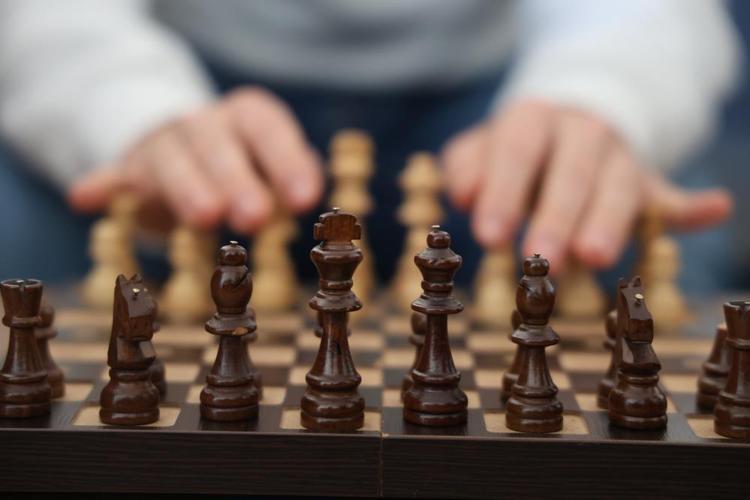 Elazığda satranç tutkunları engelleri mat ediyor
