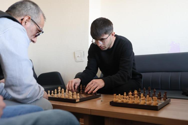 Elazığda satranç tutkunları engelleri mat ediyor