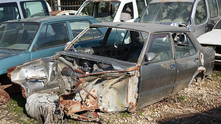 Antalyada trafikten men edilen araçlar çürümeye terk edilmiş Milli servetimiz heba oluyor