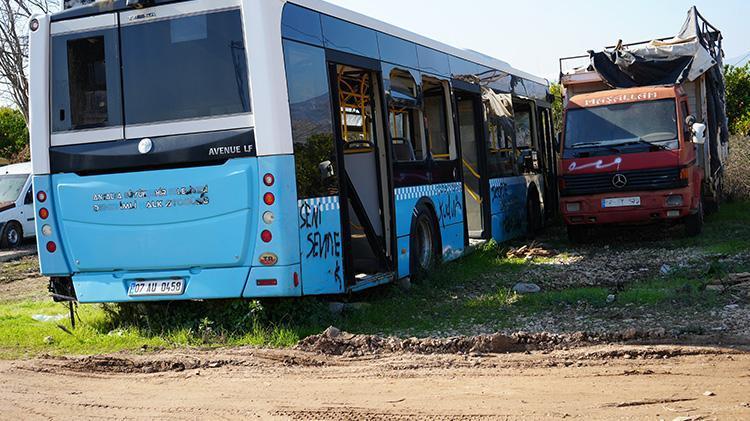 Antalyada trafikten men edilen araçlar çürümeye terk edilmiş Milli servetimiz heba oluyor