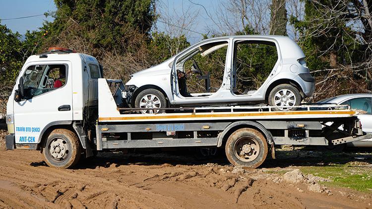 Antalyada trafikten men edilen araçlar çürümeye terk edilmiş Milli servetimiz heba oluyor