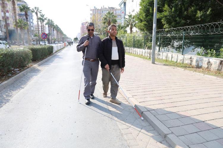 Kozanda engel tanımayan dostluk: 2 yıl önce görme yetisini kaybeden arkadaşına beyaz baston ile yürümesini öğretti