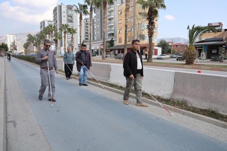 Kozanda engel tanımayan dostluk: 2 yıl önce görme yetisini kaybeden arkadaşına beyaz baston ile yürümesini öğretti