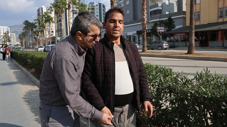 Kozanda engel tanımayan dostluk: 2 yıl önce görme yetisini kaybeden arkadaşına beyaz baston ile yürümesini öğretti