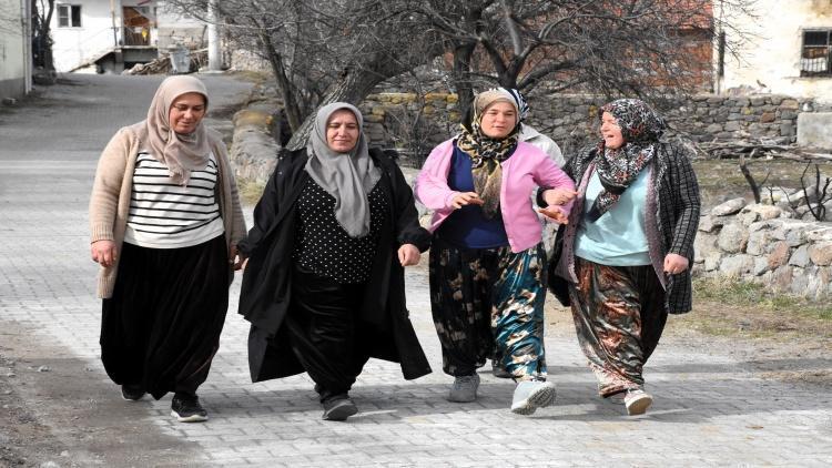 Filenin şalvarlı sultanları meydan okuyor Aksarayda ev işlerinden sonra voleybol şov var