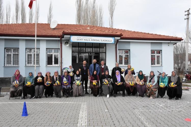 Filenin şalvarlı sultanları meydan okuyor Aksarayda ev işlerinden sonra voleybol şov var