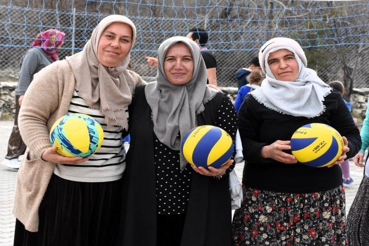 Filenin şalvarlı sultanları meydan okuyor Aksarayda ev işlerinden sonra voleybol şov var