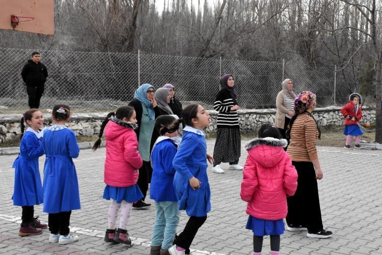 Filenin şalvarlı sultanları meydan okuyor Aksarayda ev işlerinden sonra voleybol şov var