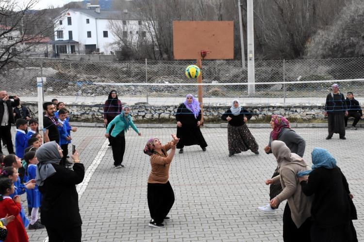 Filenin şalvarlı sultanları meydan okuyor Aksarayda ev işlerinden sonra voleybol şov var