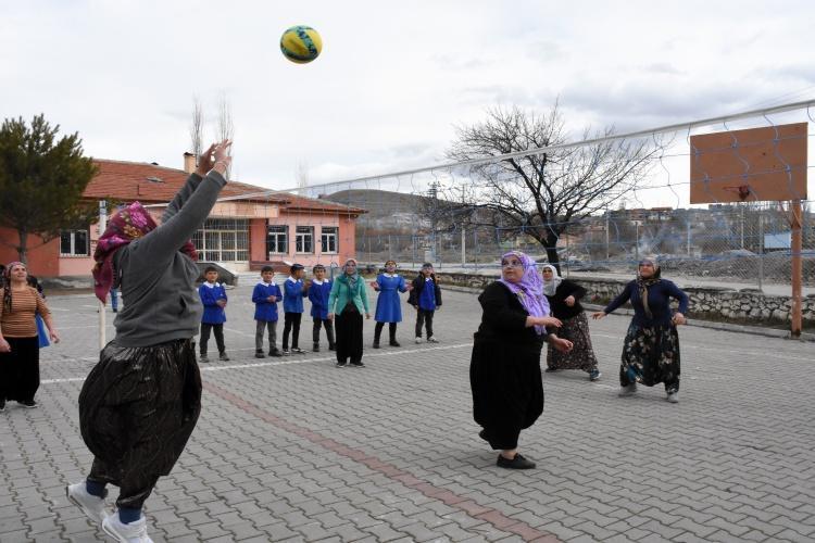 Filenin şalvarlı sultanları meydan okuyor Aksarayda ev işlerinden sonra voleybol şov var