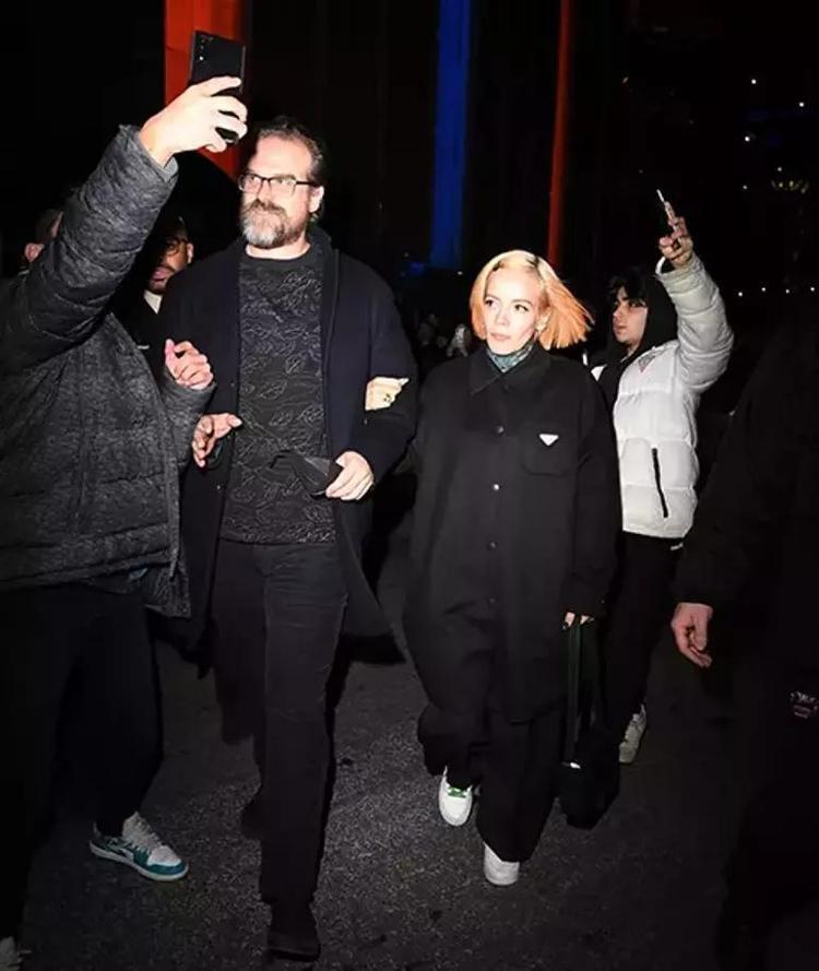 İlk evliliğinden iki kızı olan Lily Allen Stranger Things dizisinin yıldızı kocasıyla 2019da tanıştıktan kısa bir süre sonra kimselere duyurmadan Las Vegasa kaçıp evlenmişti