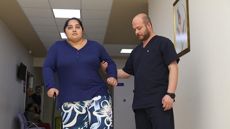 Amerikadan gelip Eskişehirde şifa buldu Felçli kadın Fizik Tedavi ile sağlığına kavuşacak