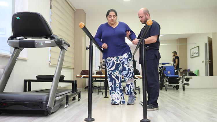 Amerikadan gelip Eskişehirde şifa buldu Felçli kadın Fizik Tedavi ile sağlığına kavuşacak