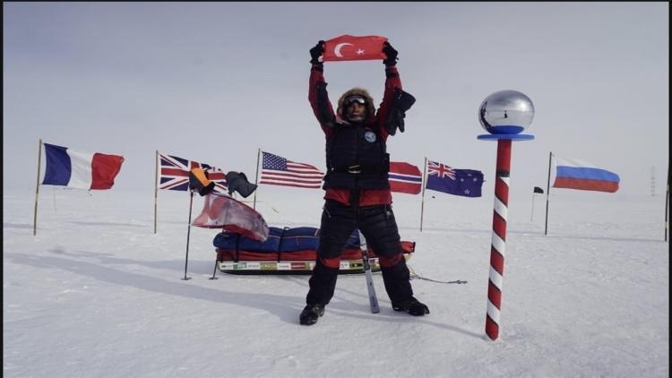 Güney kutbuna ulaşan ilk Türk oldu 51 gün boyunca 933 km kızak çekti, sonunda bayrak astı