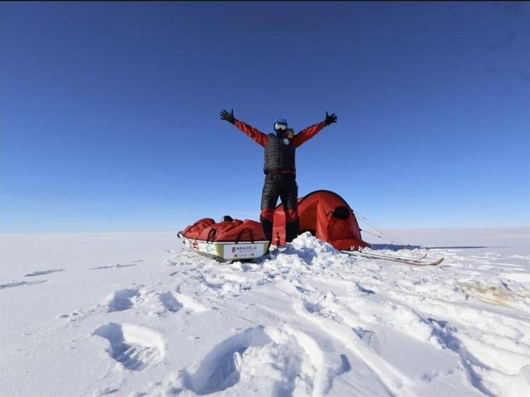 Güney kutbuna ulaşan ilk Türk oldu 51 gün boyunca 933 km kızak çekti, sonunda bayrak astı
