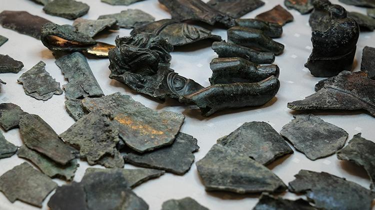 İzmir Metropolis Antik Kentinde antik kent zamanında hurdalık alan olarak kullanılan bölümde 2 bin adet bronz heykel parçası bulundu