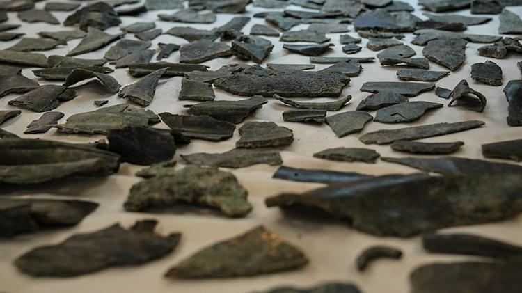 İzmir Metropolis Antik Kentinde antik kent zamanında hurdalık alan olarak kullanılan bölümde 2 bin adet bronz heykel parçası bulundu