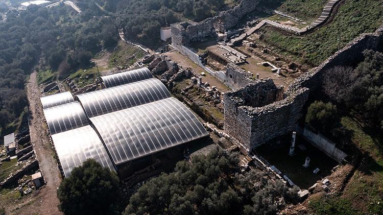 İzmir Metropolis Antik Kentinde antik kent zamanında hurdalık alan olarak kullanılan bölümde 2 bin adet bronz heykel parçası bulundu