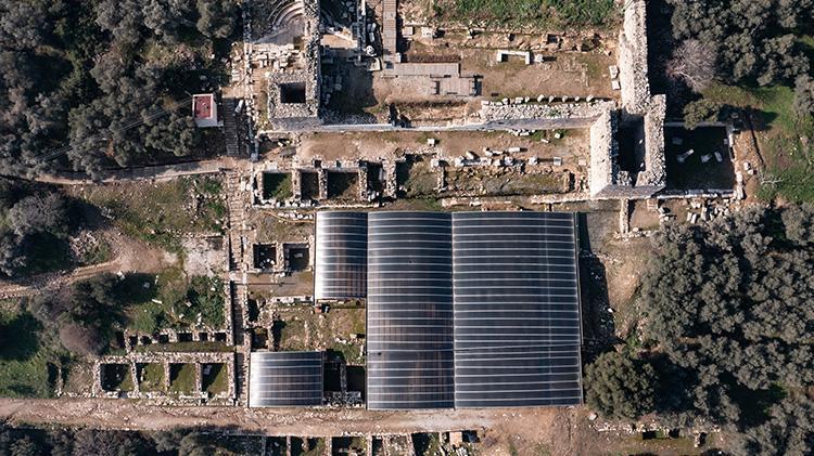 İzmir Metropolis Antik Kentinde antik kent zamanında hurdalık alan olarak kullanılan bölümde 2 bin adet bronz heykel parçası bulundu