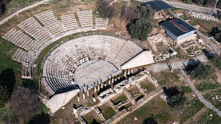 İzmir Metropolis Antik Kentinde antik kent zamanında hurdalık alan olarak kullanılan bölümde 2 bin adet bronz heykel parçası bulundu