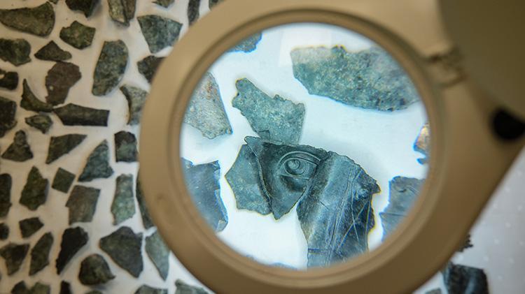 İzmir Metropolis Antik Kentinde antik kent zamanında hurdalık alan olarak kullanılan bölümde 2 bin adet bronz heykel parçası bulundu