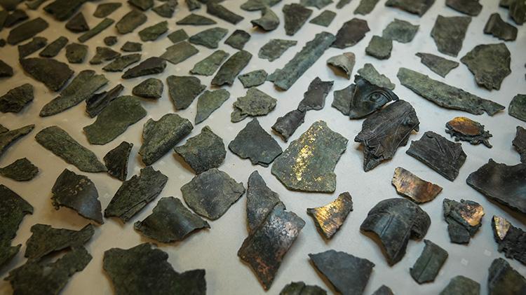 İzmir Metropolis Antik Kentinde antik kent zamanında hurdalık alan olarak kullanılan bölümde 2 bin adet bronz heykel parçası bulundu