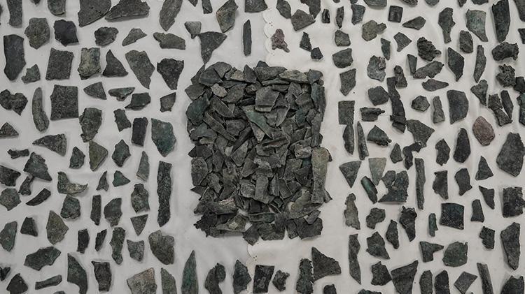 İzmir Metropolis Antik Kentinde antik kent zamanında hurdalık alan olarak kullanılan bölümde 2 bin adet bronz heykel parçası bulundu