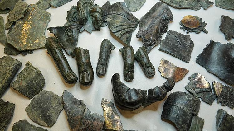 İzmir Metropolis Antik Kentinde antik kent zamanında hurdalık alan olarak kullanılan bölümde 2 bin adet bronz heykel parçası bulundu