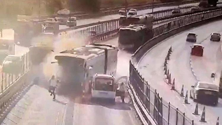 Metrobüs kazasında 1 kişi ölmüş 51 kişi de yaralanmıştı Metrobüs şoförü dehşet anlarını anlattı mahkeme davada ara kararı açıkladı