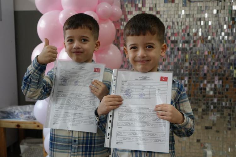 AYNI OKULDA OKUYAN 16 İKİZ KARNE SEVİNCİ YAŞADI