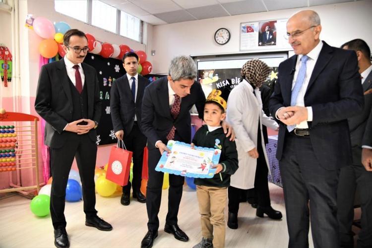 Tatil başladı 20 milyonu aşkın öğrencinin karne heyecanı