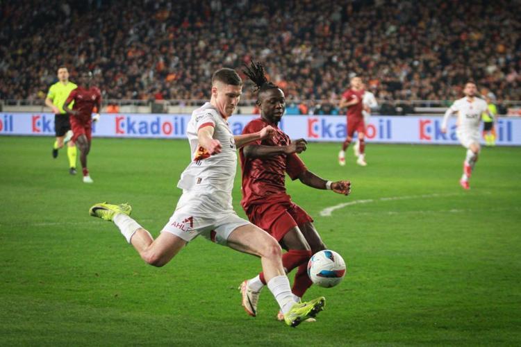 Galatasaraylılar Gabriel Sara çabuk dön diye dua ediyor deyip bombaladı: İlk maç ilk skandal