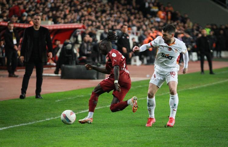 Galatasaraylılar Gabriel Sara çabuk dön diye dua ediyor deyip bombaladı: İlk maç ilk skandal