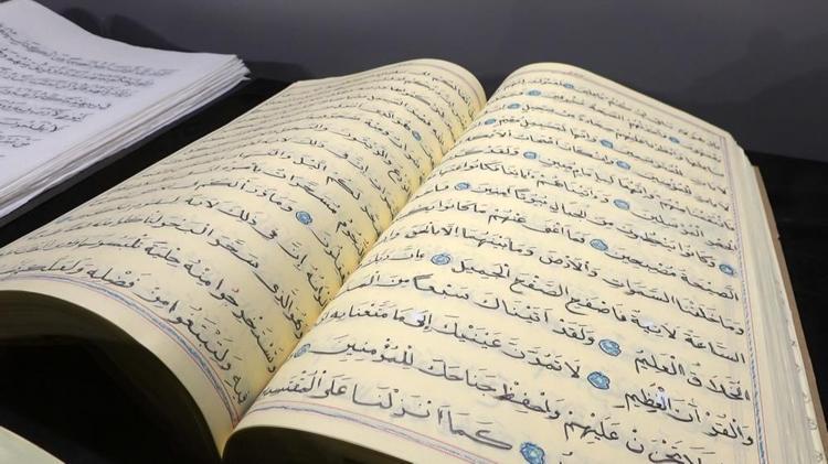 Yalovalı hattat 2 Kuran-ı Kerimi aynı anda yazıyor