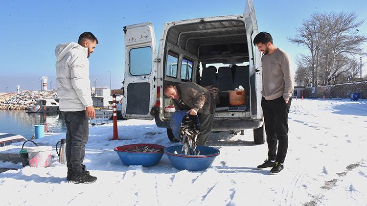 Vanda eksi 13 derecede balıkçılar ekmek peşinde Güneş doğmadan yola çıkıyoruz, döndüğümüz zaman karanlık çöküyor