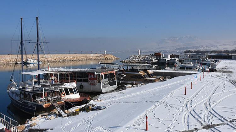 Vanda eksi 13 derecede balıkçılar ekmek peşinde Güneş doğmadan yola çıkıyoruz, döndüğümüz zaman karanlık çöküyor